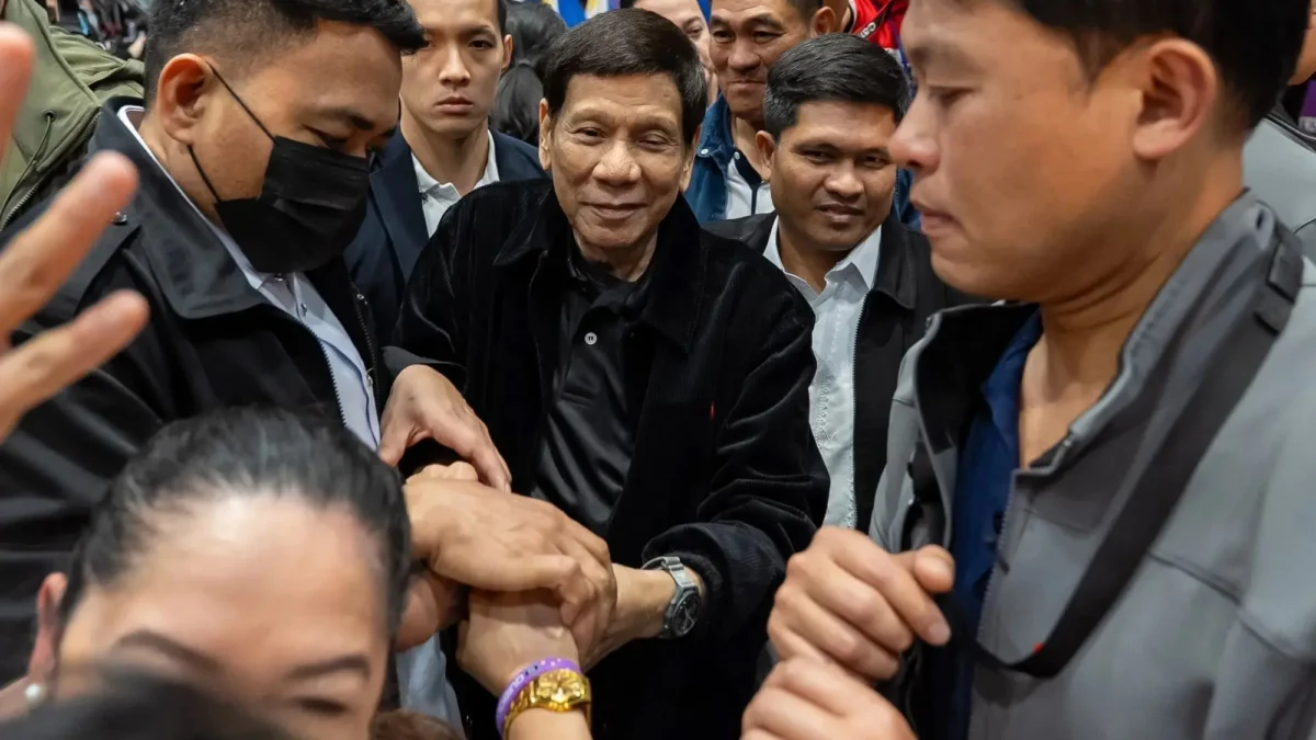 Mantan Presiden Filipina Rodrigo Duterte saat bertemu para pekerja ekspatriat Filipina dan pendukungnya di Hon