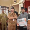 Wali Kota Salatiga Robby Hernawan saat memberikan insentif kepada ketua RT, RW, PKK, dan LPMK di Aula Kecamat