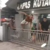 Tangkapan layar video viral warga binaan Lapas Kelas IIB Kutacane Aceh Tenggara kabur.(Istimewa)