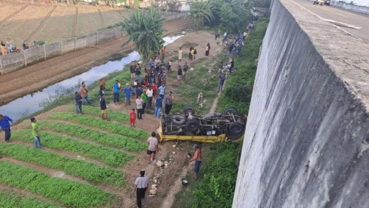 Sebuah terjun bebas dari jalan layang Tol Cibitung - Cilincing di wilayah Kabupaten Bekasi pada Selasa (11/3).