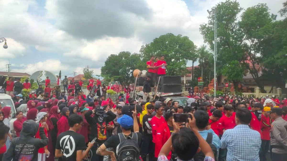 Pekerja saat melakukan aksi unjuk rasa di Kantor Bupati Cirebon, Jawa Barat, Selasa (11/3/2025), terkait kasus