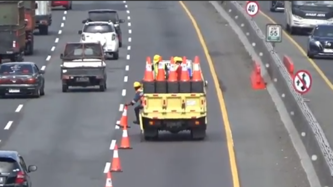 Petugas siapkan jalur contraflow di Tol jakarta-Cikampek (Sumber : Agung Prasetio)