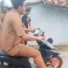 Momen saat pelaku curanmor di Karawang dihakimi massa. Dok: Ist