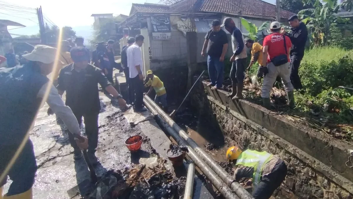 Sejumlah petugas gabungan dan masyarakat membersihkan saluran air di Kampung Astana Girang, Kelurahan Sukajaya