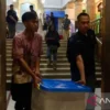 Penyidik membawa kontainer berisi dokumen saat menggeledah kantor PTPN I Regional 4 di Surabaya, Jawa Timur, R