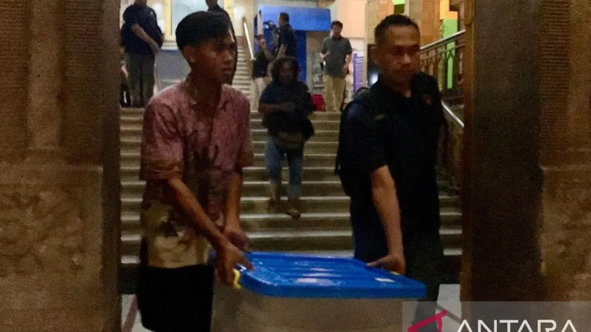 Penyidik membawa kontainer berisi dokumen saat menggeledah kantor PTPN I Regional 4 di Surabaya, Jawa Timur, R