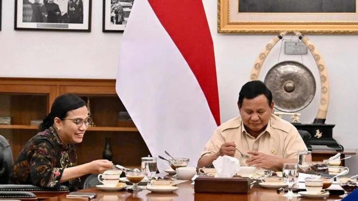 Menteri Keuangan Sri Mulyani rapat dan buka bersama Presiden Prabowo Subianto di Istana Kepresidenan Jakarta,