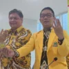 Ketua Umum (Ketum) Partai Golkar Airlangga Hartarto (kiri) dan Gubernur Jawa Barat Ridwan Kamil (kanan) di Kan