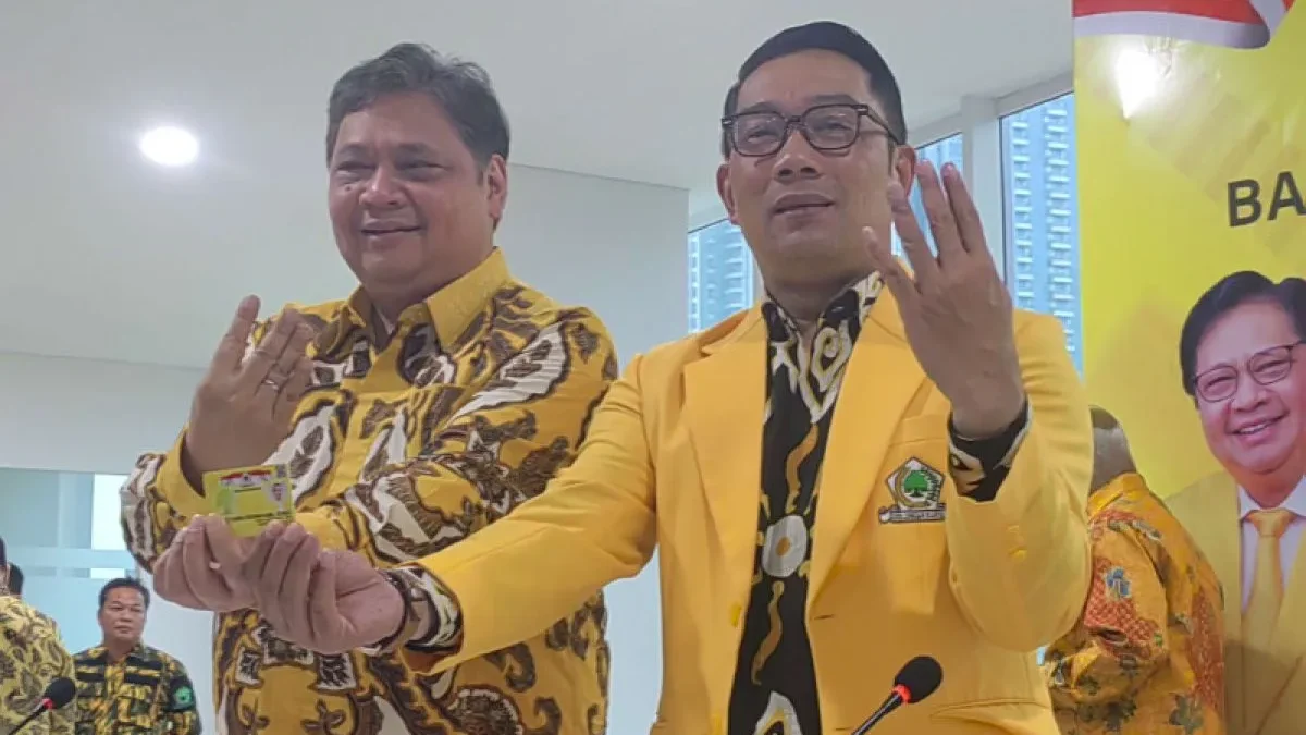 Ketua Umum (Ketum) Partai Golkar Airlangga Hartarto (kiri) dan Gubernur Jawa Barat Ridwan Kamil (kanan) di Kan