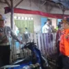 Dinas Perhubungan (Dishub) Kabupaten Cirebon membantu pengendara sepeda motor yang terjatuh saat monitoring ja