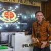 Mantan Komisaris Utama Pertamina Basuki Tjahaja Purnama (Ahok) saat tiba di Kejaksaan Agung, Kamis (13/3). (Fo