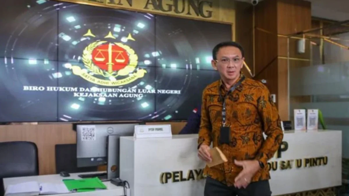 Mantan Komisaris Utama Pertamina Basuki Tjahaja Purnama (Ahok) saat tiba di Kejaksaan Agung, Kamis (13/3). (Fo