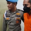 Mantan Kapolres Ngada AKBP Fajar Widyadharma Lukman Sumaatmaja mengenakan baju oranye resmi ditetapkan tersang