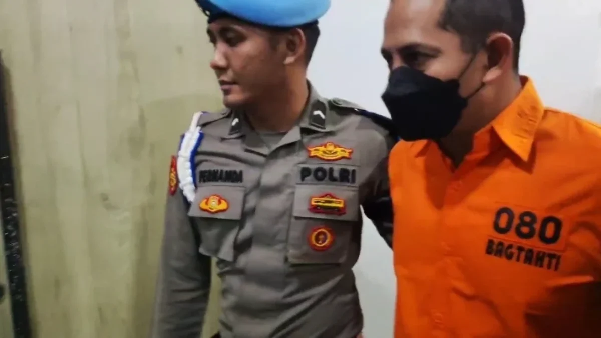 Mantan Kapolres Ngada AKBP Fajar Widyadharma Lukman Sumaatmaja mengenakan baju oranye resmi ditetapkan tersang