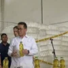 Menteri Perdagangan (Mendag) Budi Santoso menyegel pabrik PT Artha Eka Global Asia (Aega) di Karawang (Foto: I