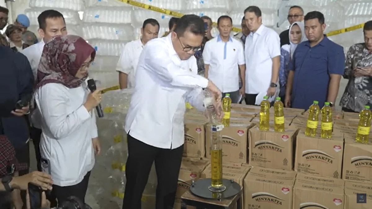 Menteri Perdagangan, Budi Santoso ketika melakukan uji tera terhadap kemasan Minyakita yang dikemas oleh PT Ae