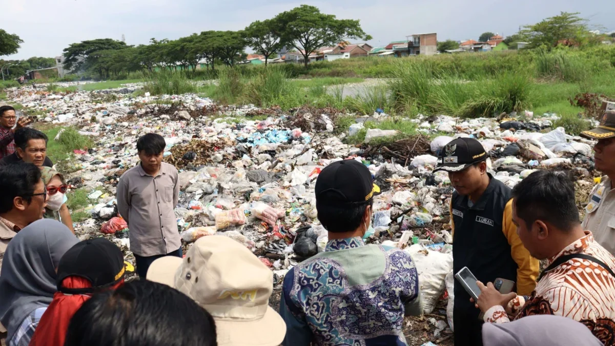 Walikota Cirebon Effendi Edo bersama Wakil Wali Kota Siti Farida Rosmawati meninjau sejumlah titik lokasi samp