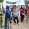 Bupati Cirebon, Imron Rosyadi, turun langsung meninjau perbaikan jalan di wilayah Cirebon Timur, tepatnya di J