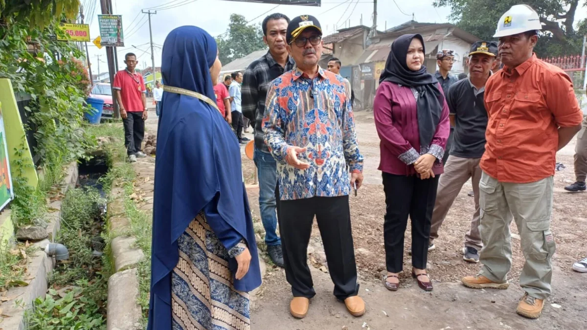 Bupati Cirebon, Imron Rosyadi, turun langsung meninjau perbaikan jalan di wilayah Cirebon Timur, tepatnya di J