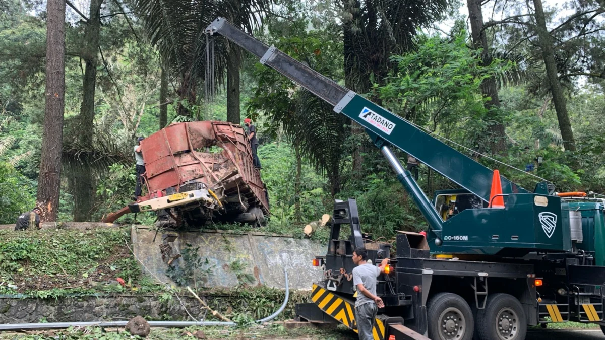 Truk yang mengalami kecelakaan tunggal di Jalan Raya Cipanas, Desa Cibeureum, Kabupaten Cianjur, Jawa Barat, p