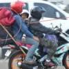 Pemudik yang mengendarai sepeda motor