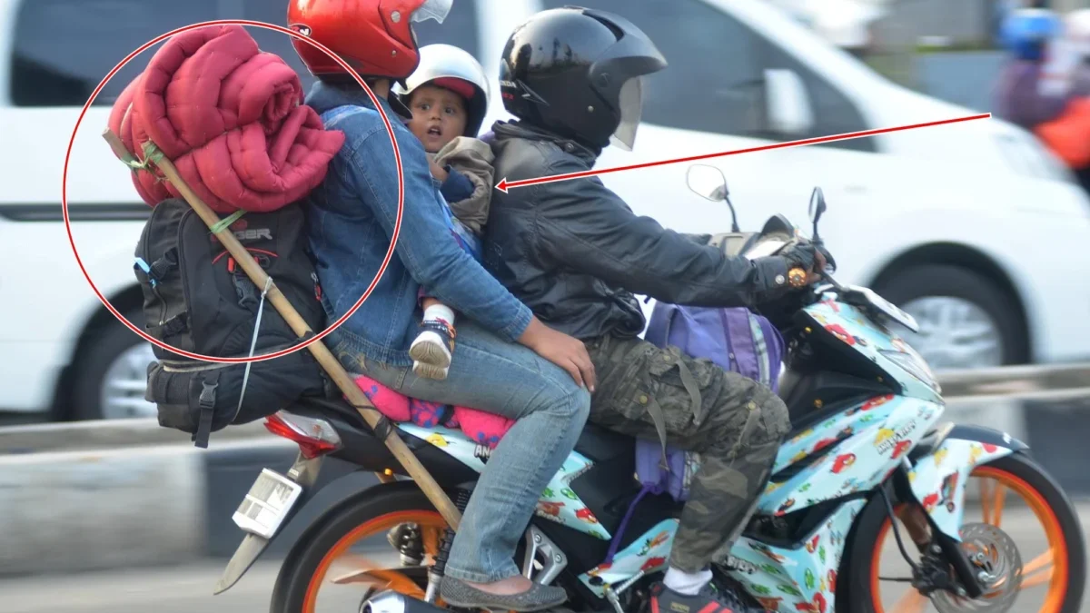 Pemudik yang mengendarai sepeda motor