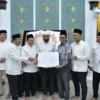 Gubernur Aceh, Muzakir Manaf menyerahkan secara simbolis Instruksi Gubernur Aceh Tentang Pelaksanaan Shalat Fa