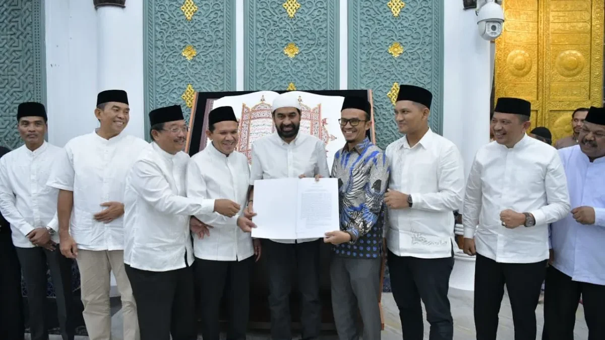 Gubernur Aceh, Muzakir Manaf menyerahkan secara simbolis Instruksi Gubernur Aceh Tentang Pelaksanaan Shalat Fa