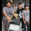 Adam Ithriari (32), Muh Fikra (21), dan Dede Hermawan (22) senang melihat lagi motor inventaris kantornya, PT