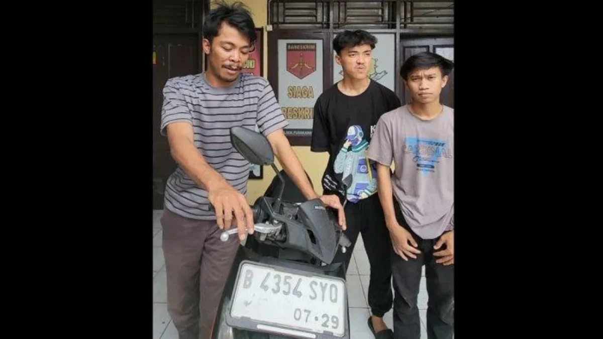 Adam Ithriari (32), Muh Fikra (21), dan Dede Hermawan (22) senang melihat lagi motor inventaris kantornya, PT