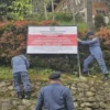 Penyegelan bangunan ilegal di kawasan hutan dan DAS di Taman Nasional Gunung Halimun Salak (TNGHS), Bogor. Fot