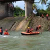 Tim SAR Cirebon saat melaksanakan operasi pencarian korban tenggelam di Sungai Citaal Kabupaten Kuningan, Jawa