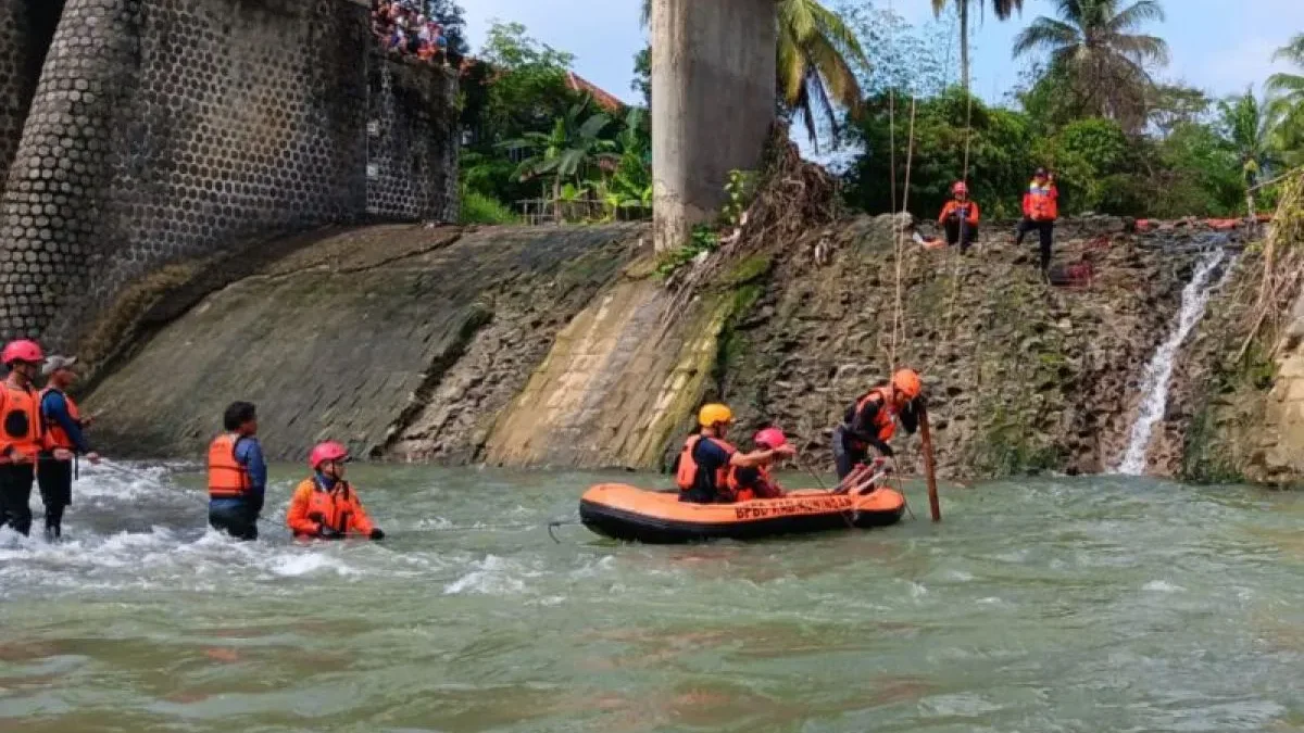 Tim SAR Cirebon saat melaksanakan operasi pencarian korban tenggelam di Sungai Citaal Kabupaten Kuningan, Jawa