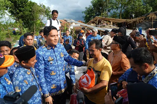 Bupati Indramayu, Lucky Hakim mengunjungi korban angin puting beliung di Desa Bugis, Kecamatan Anjatan, Kabupa