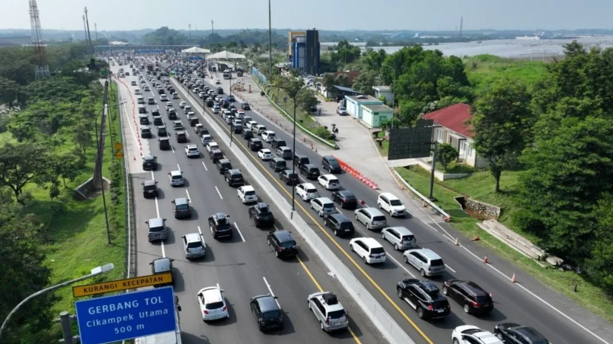 Kemacetan panjang terjadi di Gerbang Tol Cikampek Utama, Jalan Tol Jakarta-Cikampek pada arus mudik Lebaran 20