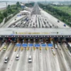 Kendaraan mengantre di Gerbang Tol Cikampek Utama saat arus Mudik Lebaran 2024 - Dok. Jasa Marga