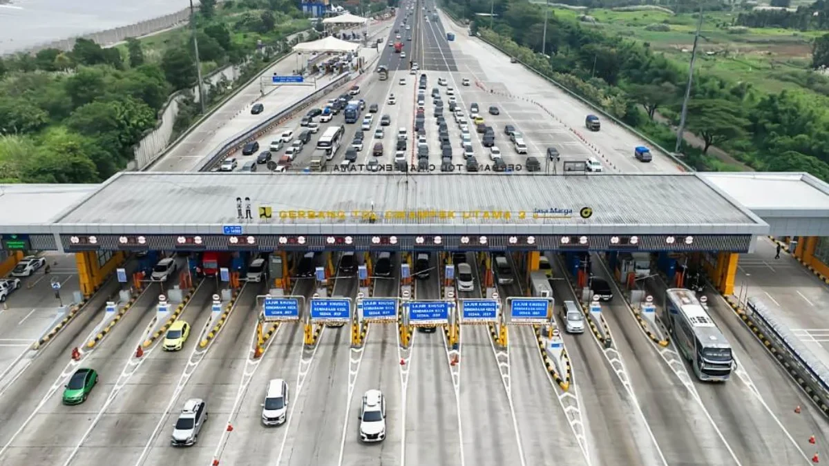 Kendaraan mengantre di Gerbang Tol Cikampek Utama saat arus Mudik Lebaran 2024 - Dok. Jasa Marga