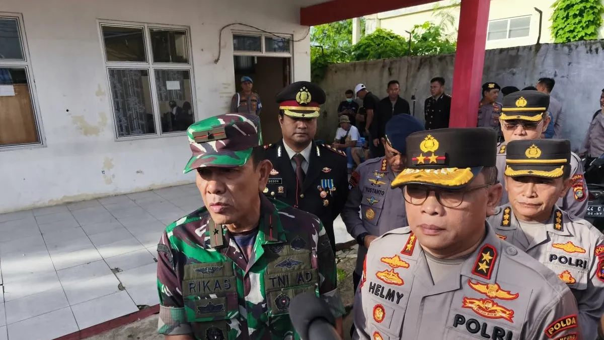 Kapolda Lampung Irjen Pol Helmy Santika bersama Danrem 043/Garuda Hitam Brigjen TNI Rikas Hidayatullah di RS B