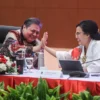 Menko Perekonomian Airlangga Hartarto (kiri) melakukan tos dengan Menteri Keuangan Sri Mulyani Indrawati (kana