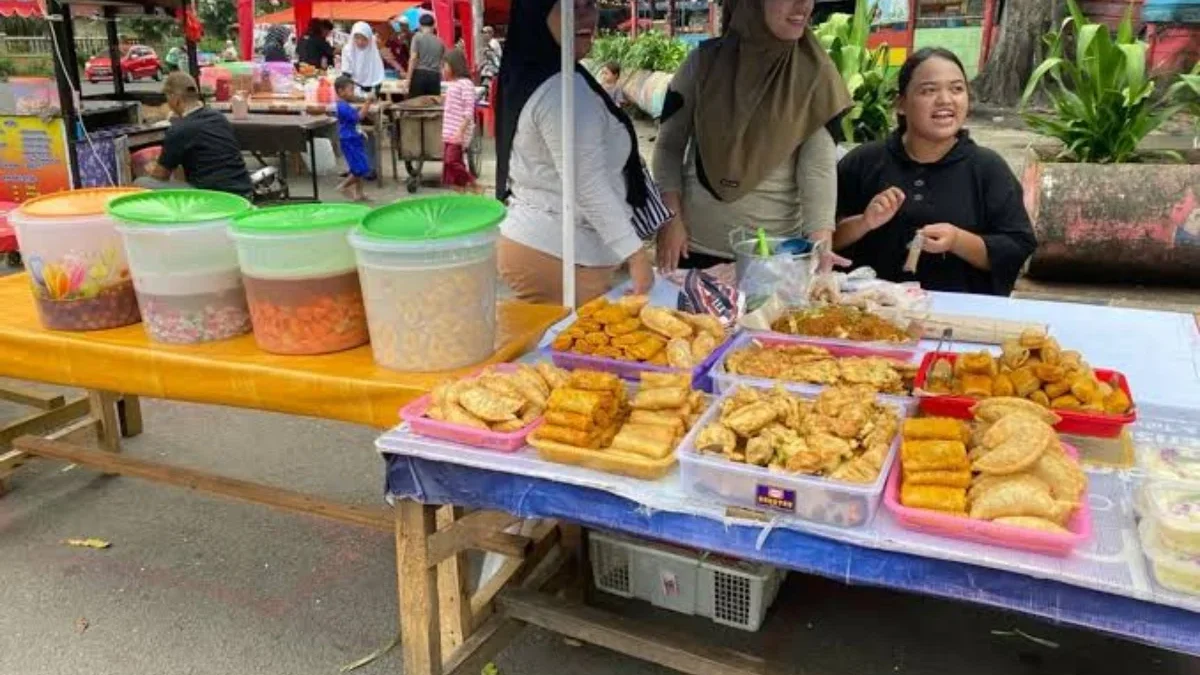 Sejumlah pedagang takjil di Kabupaten Bekasi mengeluh karena penjualan makanan berbuka puasa Ramadhan 1446 Hij