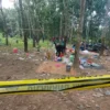 Polisi melakukan olah TKP sekaligus memasang police line di lokasi penggerebekan judi sabung ayam di Lampung y