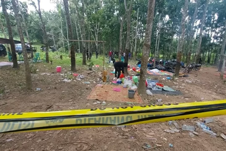 Polisi melakukan olah TKP sekaligus memasang police line di lokasi penggerebekan judi sabung ayam di Lampung y