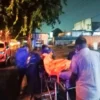 Petugas mengevakuasi pria yang ditemukan meninggal dunia di sebuah warung remang-remang di Jalan Ahmad Yani,