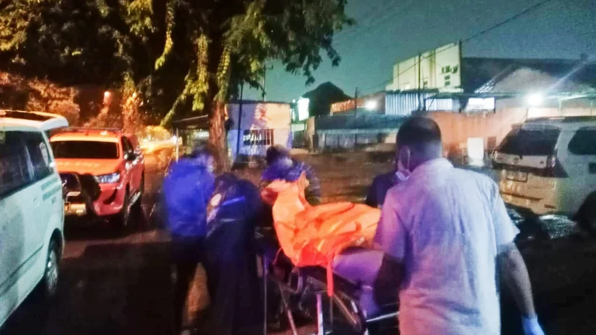 Petugas mengevakuasi pria yang ditemukan meninggal dunia di sebuah warung remang-remang di Jalan Ahmad Yani,