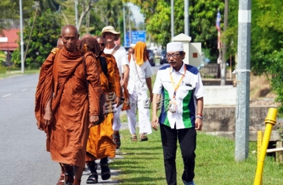 Prabu Diaz, Panglima Tinggi Macan Ali Nuswantara mengawal langsung perjalanan spiritual Thudong 2025, hari ini