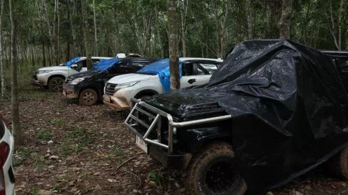 Mobil para pelaku judi sabung ayam di Desa Karang Manik Way Kanan Lampung.Pelaku judi ternyata orang kaya. (is