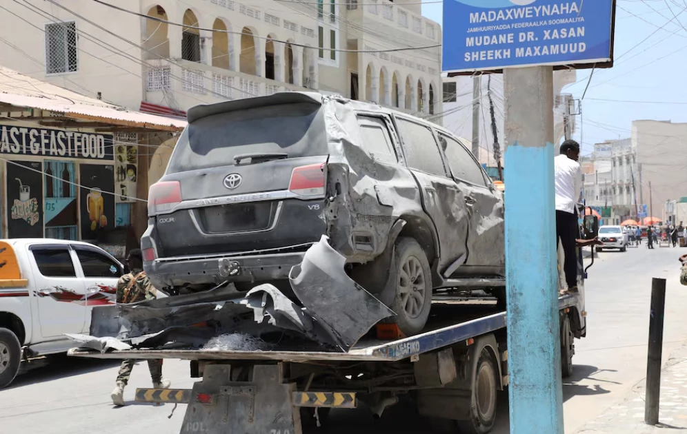 Truk derek polisi membawa puing-puing kendaraan dari lokasi ledakan di dekat Istana Kepresidenan, yang dikenal