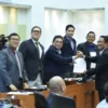 Pimpinan Komisi I DPR RI dan Menteri Hukum Supratman Andi Agtas, dalam rapat kerja (Raker) pembicaraan tingkat