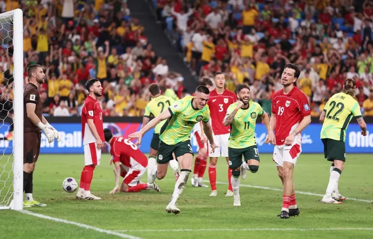 Para pemain Timnas Australia merayakan gol ke gawang Timnas Indonesia dalam laga lanjutan Kualifikasi Piala Du