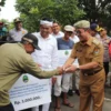 Ratusan penarik becak di Kabupaten Cirebon menerima bantuan langsung dari Gubernur Jawa Barat, Dedi Mulyadi di